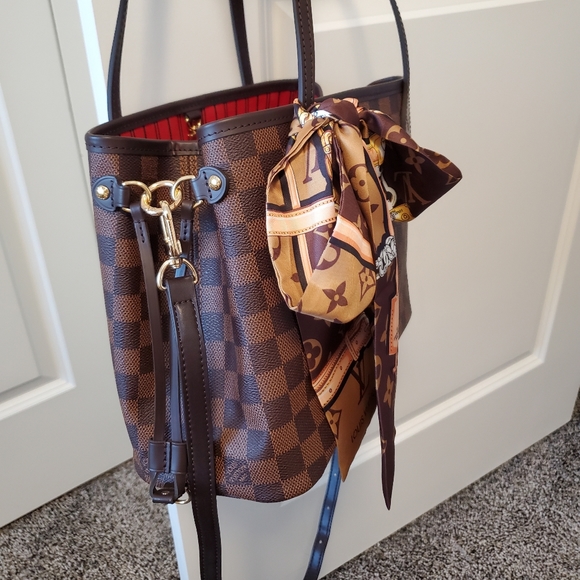 Neverfull PM in Cherry Interior(Nov 2022 Microchip) - Picture 2 of 16